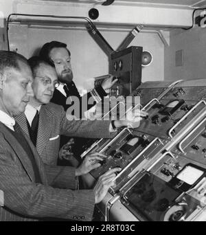 Première liaison téléphonique sous-marine de Grande-Bretagne avec l'Amérique. À l'intérieur de la salle de test du 'Monarch' se trouvent, de gauche à droite, M. L.A. Bailey, ingénieur principal de projet, et M. S. Jack, tous deux de l'American Telephone and Telegraph Company, et M. J. Ross, ingénieur d'essai du Monarch. Le câble transatlantique a été testé en permanence pour détecter tout défaut éventuel tout au long de l'opération. 1 décembre 1955. (Photo par British Official Photograph). Banque D'Images