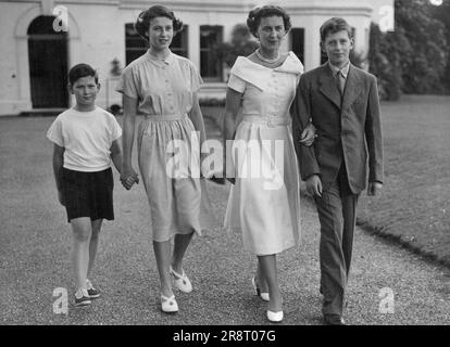 Duchesse de Kent et ses enfants -- Une charmante photo de famille de la Duchesse de Kent et ses enfants qui marchent dans le domaine de leur maison, 'Coppins', Iver, Buckinghamshire. De gauche à droite : le prince Michael, la princesse Alexandra, la duchesse de Kent et le duc de Kent. 14 août 1950. (Photo de Paul Popper Ltd.). Banque D'Images