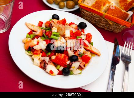 Salpicon de fruits de mer aux crevettes, aux moules, à la pieuvre, aux légumes et aux olives Banque D'Images