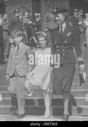 Duchesse de Kent à St, Paul Thanksgiving Service -- la duchesse de Kent avec ses enfants, le Prince Edward et la princesse Alexandra, quittant St. Cathédrale de Paul, Londres, après le service national d'action de grâce auquel ont assisté le roi et la reine, la reine Mary, la princesse Elizabeth, la princesse Margaret, le premier ministre et Mme Churchill ainsi que beaucoup d'autres personnalités éminentes. 14 mai 1945. Banque D'Images