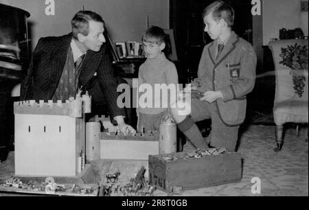 Remporte le prix Nobel après son père -- le professeur George Thomson photographié avec ses deux fils David Pedet et John Adam (à droite) les aidant à construire un château et des soldats, à leur domicile aujourd'hui. Le professeur George Thomson a reçu hier le prix Nobel de physique 1967, ***** Avec un scientifique américain, il y a trente ans, le père du professeur, Sir Joseph Thomson, a remporté le prix Nobel. Le professeur Thomson a 45 ans et vit à South Kensington, et le prix qu'il doit partager s'élève à 8 300 livres sterling. 12 novembre 1937. (Photo de Keystone). Banque D'Images