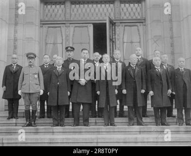 Le Cabinet renforcé suit le régime alimentaire. -- le premier ministre Konoye et les membres de son Cabinet et les chefs de bureau principaux se sont réunis pour la première photo depuis la réorganisation du Cabinet aujourd'hui après l'ouverture de la Diète. F.l.tr au premier rang sont : le ministre de la guerre Hideki Tojo; le ministre du bien-être social Taunao Kanemitsu; le premier ministre Konoye; le ministre de l'intérieur Baron Kilchiro Hiranuma; le ministre de l'outre-mer Kiyoshi Akita; le ministre de l'éducation Kunikiko Hashida et le ministre du Commerce et de l'Industrie Iohizo Kobayashi. Deuxième ligne : f.l.n. Le juge Minsiter Heisuke Yanagawa; le ministre de la communication Shozo Murata; le Dr Nobumi Ito, PRE… Banque D'Images