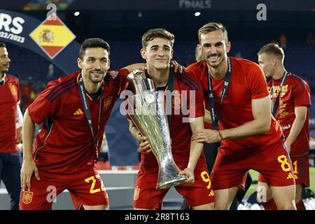 ROTTERDAM - (LR) Jésus Navas d'Espagne, Gavi d'Espagne, Fabian Ruiz d'Espagne avec le trophée de la Ligue des Nations lors du match final de la Ligue des Nations de l'UEFA entre la Croatie et l'Espagne à Feyenoord Stadion de Kuip on 18 juin 2023 à Rotterdam, pays-Bas. AP | hauteur néerlandaise | MAURICE DE PIERRE Banque D'Images