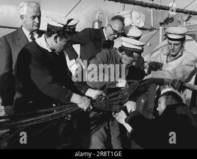 Première liaison téléphonique sous-marine de Grande-Bretagne avec l'Amérique. Sir W. Gordon Radley, directeur général de la poste britannique, et M. C.C. Duncan(à gauche), directeur général des projets spéciaux de l'American Telephone and Telegraph Company, regardez l'épissage final à bord du Monarch du câble transatlantique. 1 décembre 1955. (Photo par British Official Photograph). Banque D'Images