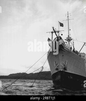 Première liaison téléphonique sous-marine de Grande-Bretagne avec l'Amérique. Le câble épissé glisse sur les arcs du monarque au lit de mer, pour forger un autre lien entre l'ancien et le Nouveau monde. 1 décembre 1955. (Photo par British Official Photograph). Banque D'Images