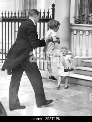 Le duc et la duchesse de Kent partent pour Florence - le prince Edward étant ramené dans la résidence de ses parents sur la place Belgrave, sous la surveillance de la petite princesse Alexandra, après que les enfants aient observé leurs parents partir pour l'aéroport à jour. Le duc et la duchesse de Kent quittèrent Londres au jour le jour pour ***** De Hendon à Florence pour assister au mariage de la cousine de la duchesse, la princesse Irene de Grèce, au duc de Spoleto. 30 juin 1939. (Photo de Totopique Press). Banque D'Images