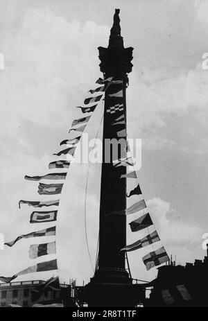 Nelson Behed pour la victoire -- photo impressionnante de Nelson Behed. Ce matin, le contingent naval qui prendra part à la grande marche à travers Londres, le jour de la victoire a aidé les crics à vapeur à décorer la colonne Nelson. 31 mai 1946. (Photo de Fox photos). Banque D'Images