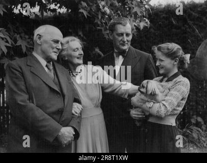 Famille Casson Sir Lewis Casson; Dame Sybil Thorndike; John Casson; Jane Casson. 09 décembre 1954. Banque D'Images