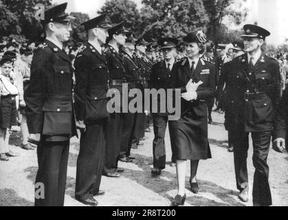 La duchesse de Kent inspecte St. John Ambulance Brigade à Hyde Park -- la duchesse de Kent inspectant les membres de la Brigade à Hyde Park, Londres. La duchesse de Kent a inspecté des contingents de la rue John Ambulance Brigade quand 6 000 membres de la Brigade se sont réunis à Hyde Park, Londres. 20 juillet 1947. Banque D'Images