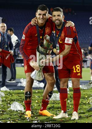 ROTTERDAM - (LR) Alvaro Morata d'Espagne, Jordi Alba d'Espagne avec le trophée de la Ligue des Nations lors du match final de la Ligue des Nations de l'UEFA entre la Croatie et l'Espagne au Feyenoord Stadion de Kuip on 18 juin 2023 à Rotterdam, pays-Bas. AP | hauteur néerlandaise | MAURICE DE PIERRE Banque D'Images