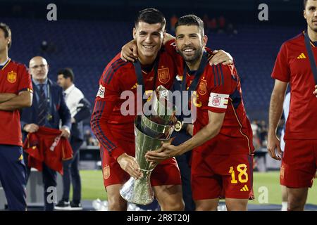 ROTTERDAM - (LR) Alvaro Morata d'Espagne, Jordi Alba d'Espagne avec le trophée de la Ligue des Nations lors du match final de la Ligue des Nations de l'UEFA entre la Croatie et l'Espagne au Feyenoord Stadion de Kuip on 18 juin 2023 à Rotterdam, pays-Bas. AP | hauteur néerlandaise | MAURICE DE PIERRE Banque D'Images