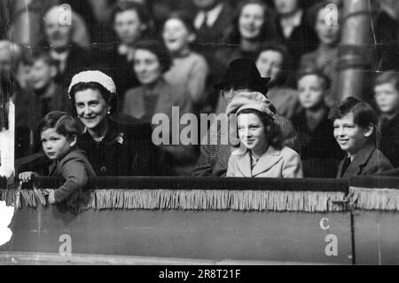 Royal Circus Party -- de gauche à droite, Prince Michael. La duchesse de Kent, la princesse Alexandra et le duc de Kent, photographiés dans leur boîte au cirque cet après-midi (vendredi). La duchesse de Kent emmena ses trois enfants au cirque. Le jeune duc de Kent, avec sa sœur, la princesse Alexandra, et son petit frère, les Princes Michael, ont eu un après-midi heureux, avec des centaines d'autres enfants britanniques, en regardant le cirque de Bertram Mills à Reading. 26 avril 1946. (Photo de Reuterphoto). Banque D'Images