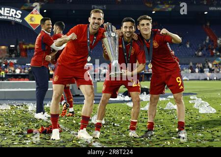 ROTTERDAM - (LR) Fabian Ruiz d'Espagne, Jesus Navas d'Espagne, Gavi d'Espagne avec le trophée de la Ligue des Nations lors du match final de la Ligue des Nations de l'UEFA entre la Croatie et l'Espagne à Feyenoord Stadion de Kuip on 18 juin 2023 à Rotterdam, pays-Bas. AP | hauteur néerlandaise | MAURICE DE PIERRE Banque D'Images