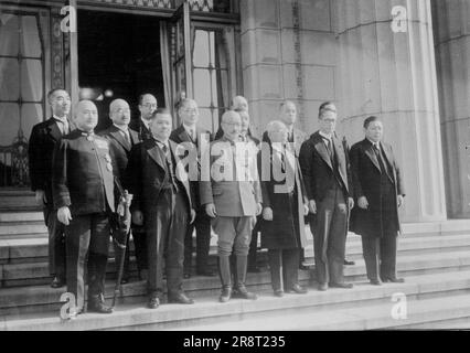 La session de régime s'ouvre ... Les membres du Cabinet, dirigés par le Premier ministre général Hideki Tojo, ont pris les mesures du bâtiment de la Diète après l'ouverture de la session de la Diète aujourd'hui; photos montre: F.l.t.n. au premier rang; le ministre de la Marine, l'amiral Shigetaro Shimade; le ministre des Finances, Okanobu Kaya, le premier ministre général Hideki Tojo; Education M. Kunihiko Hashide; Président du Conseil de planification, Lt.-général Teiichi Suzuki; et Ministre de l'agriculture et des forêts, Firoya Ino; (sur 2nd rangs; F.l.r.l.) Directeur du Conseil législatif, Eiichi Morlyeme; Ministre du bien-être social, Lt.-général Chikahiko Koizumi; Chef-… Banque D'Images