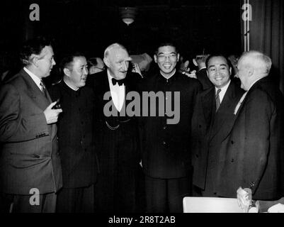 Dîner buffet du British Council - en photo à l'hôtel Savoy de Londres, la nuit dernière sont (de gauche à droite) M. Harold Wilson, Tsão Chung-Shu, Lord Boyd-Orr, Shih Chih-Ang, Lou Fu-Chine, Et Lord Stansgate. Ils étaient invités à un souper-buffet du British Council for the promotion of International Trade. 12 juillet 1954. (Photo selon le standard du soir). Banque D'Images