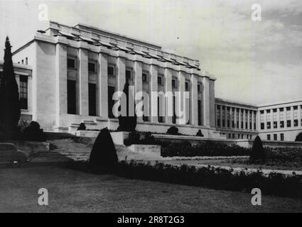 Les cinq grands se rencontreront ici. - La salle de réunion du Palais des National, siège de l'Office européen de l'Organisation des Nations Unies, où se tiendra la grande conférence des cinq Aalan en avril. Le deuxième plus grand bâtiment d'Europe - seul le château de Versailles couvre une plus grande superficie - le Palais a été construit à l'origine pour la Société des Nations. Il a été construit par les efforts de coopération de tous les membres de la Ligue, et l'intérieur est décoré de façon impressionnante. 8 mars 1954. (Photo de United Press photo). Banque D'Images