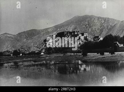 Tibet, Royaume d'Hermit -- le Potala, ou palais d'hiver, de l'est. Ses imposants murs se reflètent dans le lac, à côté duquel les yaks se déplacent librement. 15 novembre 1948. (Photo par Pictorial Press). Banque D'Images