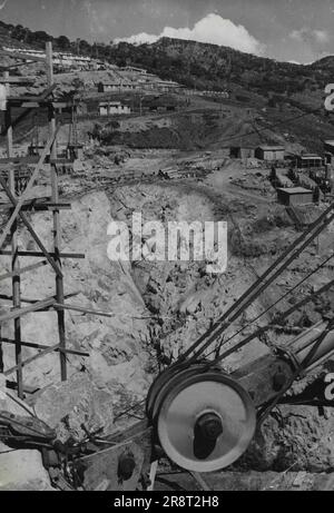 NSW - Snowy River - Hydro Electric Project. 08 mars 1953. Banque D'Images