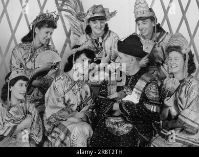 Casting de l'Opéra 'son Toy', qui sera joué au con-servatorium ce soir et demain soir, et à un matinee demain, pause entre les répétitions. De gauche à la rangée arrière : Patricia Young, Patricia Fanning et Emily McGuire. Avant : Patricia LeCornu, Joyce Clulow, C. Hansby Read et Shirley Spencer. La production est réalisée par l'Empire musical Society. 21 juin 1946. Banque D'Images
