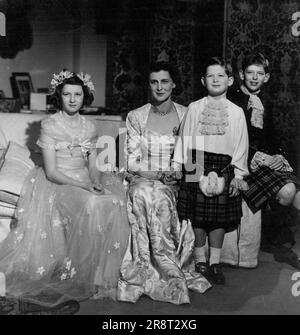 H.R. La duchesse de Kent et sa famille à leur résident de Coppins, Iver, Bucks -- avec la duchesse sont (de gauche à droite) la princesse Alexandra (née le 25 décembre 1936); le prince Michael (née 4 juillet 1942); et le prince Edward, duc de Kent (né le 9 octobre 1935). 17 mars 1948. (Photo de Baron, Camera Press). Banque D'Images