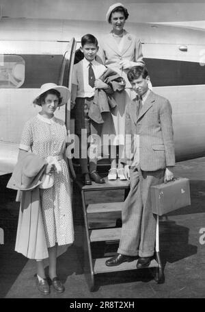 Royal Party Off to Jersey -- Midsummer Sunshine appelle ce Royal Party à des vacances à Jersey; la duchesse de Kent (en haut) avec sa famille, le duc de Kent (en premier plan), le prince Michael, et la princesse Alexandra (à gauche), montrée ici avant d'embarquer pour Jersey à bord d'un avion B.O.A.C. à l'aéroport de Londres aujourd'hui (vendredi). 04 août 1950. (Photo de Reuterphoto). Banque D'Images