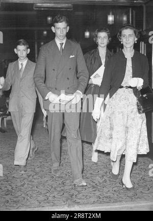 Une sortie en famille -- cette duchesse de Kent et ses enfants -- le duc de Kent, le prince Michael et la princesse Alexandra -- arrivant au théâtre du palais de Victoria hier soir pour voir le gang Crazy dans 'jokers Wild'. Le spectacle, que la duchesse a vu auparavant, était en partie pour célébrer le décès du duc à Sandhurst en tant que second lieutenant cette semaine. 29 juillet 1955. (Photo de Paul Popper, Paul Popper Ltd.). Banque D'Images