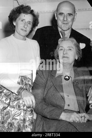 Sir Lewis Casson et Dame Sybil au Festival d'Édimbourg Sir Lewis Casson, Dame Sybil Thorndike et Mme Patricia Casson (son mari produit le « Douglas » du révérend John Home pour le Glasgow Citizens Theatre au Royal Lyceum) dans un moment informel au Lyceum, à Édimbourg. Mlle Thorndike et Sir Lewis Casson jouent les rôles principaux dans la pièce 'Douglas'. 22 août 1950. (Photo de Fox photos). Banque D'Images