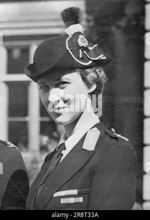 H.R. La duchesse de Kent inspecte Une Nouvelle rue John Training Center à Dingley Hall, Market Harborough -- la duchesse de Kent portant l'uniforme de Lady Superintendant-en-chef de la Division des soins infirmiers de la St. John Ambulance dans le Prieuré de Galles. 06 avril 1940. (Photo par Sports & General Press Agency Limited). Banque D'Images