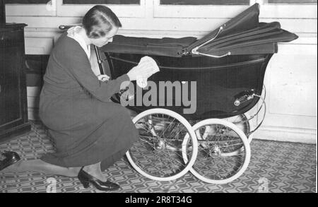 Le bébé Prince bébé. Livré le jour du baptême - Un polonais final étant donné au pram avant qu'il ne quitte Hitchings pour la place Belgrave ce matin. A'Mayfair' ***** pram spécialement construit par Hitchings & Co. De ***** Duc et duchesse du fils bébé de Kent qui a été baptisé au Palais de Buckingham aujourd'hui (mercredi) a été livré à la place Belgrave n° 3 ce matin. C'est en fait le premier bébé prince, comme celui qui a été utilisé jusqu'à présent a été prêté jusqu'à ce que le nouveau a été construit. 20 novembre 1935. (Photo de LNA). Banque D'Images