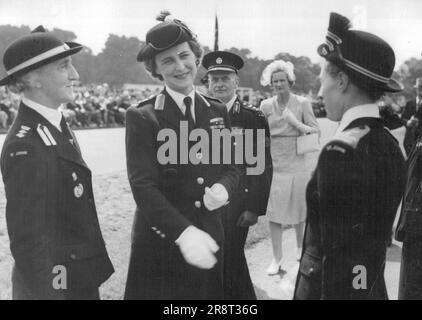 La duchesse de Kent inspecte St. John Ambulance Bridge à Hyde Park -- la duchesse de Kent en train de plaisanter avec l'un des St. John ambulance Brigade infirmières à Hyde Park, pendant sa visite. La duchesse de Kent a inspecté des contingents de la rue John Ambulance Brigade quand 6 000 membres de la Brigade se sont réunis à Hyde Park, Londres. 20 juillet 1947. Banque D'Images