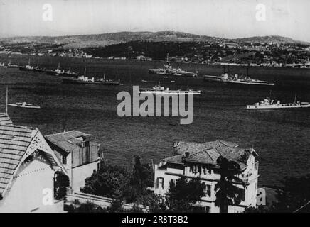 Navires de guerre britanniques Annuler le voyage en mer Noire -- photo juste à la réception, montrant les navires de guerre britanniques dans les ***** Istanbul. Navires de guerre britanniques en visite en 1st. ***** Sont en train d'annuler leur projet de voyage en mer noire et sont de retour à Alexandrie le dimanche pour participer aux manoeuvres de la Méditerranée orientale. Cette nouvelle a été annoncée à Ankara la nuit dernière alors que l'amiral Sir Andrew Cunningham, commandant en chef de la flotte méditerranéenne britannique, s'envole pour Istanbul depuis Ankara après avoir vu le général Inonu, président de la Turquie. 3 août 1939. (Photo de Keystone). Banque D'Images