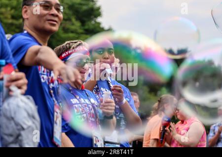 Les participants des Etats-Unis jouent avec des bulles de savon en appréciant la fête de rue pour les athlètes et les supporters des Jeux Olympiques spéciaux Jeux mondiaux d'été Berlin 2023 en face de la porte de Brandebourg dans le centre de Berlin, Allemagne sur 22 juin 2023. Les Jeux de Berlin de 2023 accueillent 7000 athlètes ayant des difficultés d'apprentissage provenant de près de 190 pays. Special Olympics est un organisme de bienfaisance international qui vise à inclure les personnes ayant des difficultés d'apprentissage dans le domaine des sports olympiques. Berlin 2023 est le plus grand événement sportif et caritatif de 2023. (Photo par Dominika Zarzycka/Sipa USA) Banque D'Images