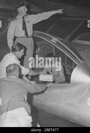 Capitaine P.G. Taylor, chef du vol transpacifique vers le Chili, supervisant les derniers détails alors que le bateau volant Catalina se préparait à décoller de la rivière Clarence à Grafton hier matin pour le premier saut à l'étranger à Nouméa. 15 mars 1951. (Photo par Courier-Mail). Banque D'Images