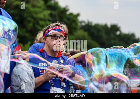 Les participants des Etats-Unis jouent avec des bulles de savon en appréciant la fête de rue pour les athlètes et les supporters des Jeux Olympiques spéciaux Jeux mondiaux d'été Berlin 2023 en face de la porte de Brandebourg dans le centre de Berlin, Allemagne sur 22 juin 2023. Les Jeux de Berlin de 2023 accueillent 7000 athlètes ayant des difficultés d'apprentissage provenant de près de 190 pays. Special Olympics est un organisme de bienfaisance international qui vise à inclure les personnes ayant des difficultés d'apprentissage dans le domaine des sports olympiques. Berlin 2023 est le plus grand événement sportif et caritatif de 2023. (Photo par Dominika Zarzycka/Sipa USA) Banque D'Images