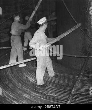 Première liaison téléphonique sous-marine de Grande-Bretagne avec l'Amérique. Vue de l'une des prises de câble du Monarch. La plus grande partie du câble téléphonique translantique, d'une valeur d'environ £5 millions, a été fabriquée en Grande-Bretagne par Submarine Cables Ltd., dans leur nouvelle usine d'Erith, dans le Kent. Le fabricant du câble exige l'utilisation de 2 700 tonnes de cuivre, 1 400 tonnes de polyéthylène, 11 000 tonnes de fil d'acier, 1 800 tonnes de fil de jute et 2 400 000 yards de toile de coton. 1 décembre 1955. (Photo par British Official Photograph). Banque D'Images