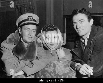 UYanks qui jouent loin -- beau et glamour trio américain dans un chat "loin de chez soi" sont tous en train de filmer à Pinewood, Angleterre. Gregory Peck, à droite, a rendu visite à son vieil ami Alan Ladd sur l'ensemble « Hell Bellow Zero » et a rencontré la nouvelle dame de Ladd, l'actrice Joan (« Little Hut ») Tetzel. 'Hell Below Zero' est une production de Warwick films Technicolor pour Columbia. 11 mai 1953. (Photo de Reuterphoto). Banque D'Images