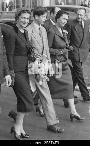 Les douches du Kent partent pour Malaya: La duchesse Kent et son fils, le duc de Kent, traversant la ***** À l'avion qui les a emmenée à la première étape de leur voyage vers l'extrême-Orient ce matin (samedi) la duchesse de Kent, accompagnée de son fils, le duc de Kent, A quitté l'aéroport de Londres dans un BOAC Aegenant ce matin (samedi) lors de la première étape de son voyage à Malaya, où elle et le jeune Duc passeront 13 jours. Ils visiteront ensuite North ***** Et Hong Kong, et commencera leur voyage de retour sur 1 novembre. Ils passeront ce soir à Nicosie Chypre. Septembre… Banque D'Images