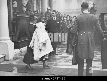 Le baptême du duc et de la duchesse du fils bébé de Kent a eu lieu en privé dans la chapelle royale de Buckingham Palace. Les foules intéressées attendaient devant la maison Belgrave de leurs Altesses Royales pour observer le départ du bébé, des parents royaux et des invités. L'infirmière transportant le prince bébé quitte la Belgrave Square House pour Buckingham Palace. 20 novembre 1935. (Photo de Sport & General Press Agency, Limited). Banque D'Images