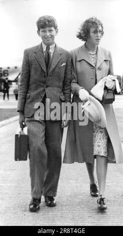 Duc de Kent et sa sœur de retour de Jersey - le duc de Kent de 14 ans et sa sœur de 13 ans, la princesse Alexandra, photographiés aujourd'hui à l'aéroport de Londres (lundi) à leur retour par les avions *****.O.A.C. de Jersey, ils ont été en vacances. 28 août 1950. (Photo de Reuterphoto). Banque D'Images