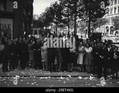 Scènes de la Royal Australian Air Force H.Q. KODAK House, Kingsway, Londres, cinq minutes après la réception de la nouvelle que les Japonais avaient accepté l'ultimatum de Potsdam. Célébration de la victoire à Londres... 05 octobre 1945. (Photo de Royal Australian Air Official Photograph). Banque D'Images