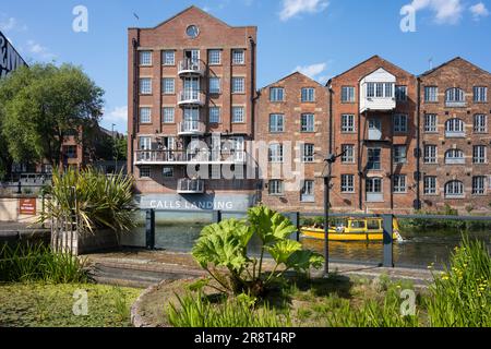 Calls Landing Leeds - bateau-taxi sur la rivière aire passant des appartements et Ambiente Tapas Leeds, West Yorkshire, Angleterre, Royaume-Uni Banque D'Images