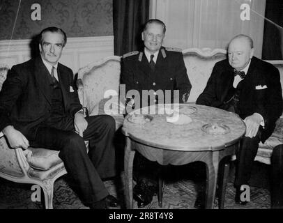 Tito, Churchill et Eden au déjeuner de l'ambassade -- le maréchal Josip Broz Tito, chef de l'État yougoslave, avec le premier ministre britannique Winston Churchill et le ministre des Affaires étrangères Anthony Eden au déjeuner donné à l'ambassade yougoslave à Kensington, Londres, jusqu'à aujourd'hui (jeudi). 19 mars 1953. (Photo de Reuterphoto). Banque D'Images