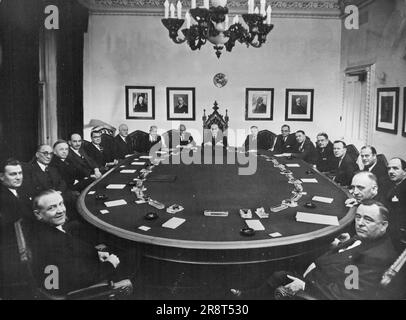 Le Cabinet canadien - dans le sens des aiguilles d'une montre à partir du coin inférieur gauche : Alcide Cote, ministre des postes; Walter Harris, ministre de la Citoyenneté et de l'Immigration; F. Gordon Bradley, secrétaire d'État; Stuart Garson, ministre de la Justice et procureur général; Milton Gregg, ministre du travail; Paul Martin, ministre de la Santé nationale et du bien-être social; James McCann, ministre du revenu national; Alphonse Fournier, ministre des travaux publics; Clarence D. Howe, ministre du Commerce et de la production de défense; Louis St. Laurent, premier ministre et président du Conseil privé; James G. Gardiner, Mini… Banque D'Images