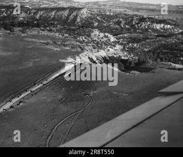 Accidents d'avion tuant 52 -- vue générale de Bryce Canyon, Utah, octobre 24, où un DC-6 s'est écrasé tuant les 52 personnes à bord. En route de Los Angeles à New York, l'avion a pris feu et s'est écrasé à une courte distance du Canyon en haut à droite et aussi à une courte distance d'un champ d'atterrissage d'urgence que le pilote s'efforçait d'atteindre. L'épave de l'avion se trouve au centre gauche. 26 octobre 1947. (Photo par photo de presse associée). Banque D'Images