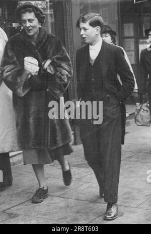 Les acheteurs - portant le traditionnel Eton ***** Duc de Kent fait ses courses de Noël à ***** Avec sa mère, la duchesse de Kent. La paire royale s'est mêlée aux acheteurs inaperçu. 17 décembre 1949. Banque D'Images