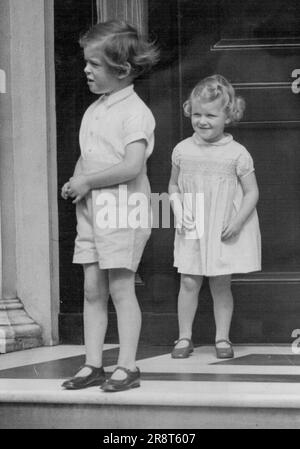 Kents partent pour l'Italie: Leurs enfants ***** Ils vont - le prince Edward et la princesse Alexandrie regardent leurs parents, le duc et la duchesse de Kent, quitter leur place Belgrave, Londres, domicile aujourd'hui, 30 juin. En route pour l'aéroport de Hendon et Florence. Le duc et la duchesse de Kent ont pris l'avion de l'aéroport de Londres Hendon aujourd'hui, 30 juin ***** . Le mariage à Florence demain de la cousine de la duchesse, la princesse Irene de Grèce, au duc italien de Spoleto. Ils ont volé dans une machine royale fournie par l'air ***** et ont été pilotés par le commandant de l'aile ***** capitaine du vol du Roi. Ils passeront ce soir un… Banque D'Images