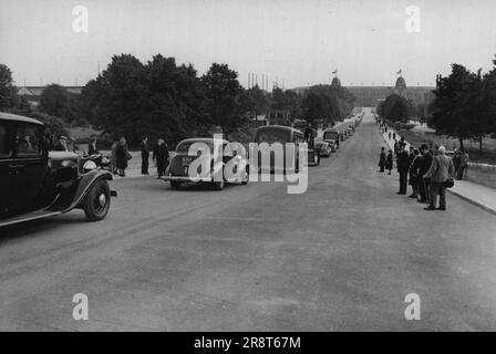 "Olympic Way" ouvert dans la préparation pour les Jeux - la procession de voitures passant par la nouvelle "Olympia Way" ouvert. Au loin, on peut voir l'Empire Stadium, où se dérouleront les principaux événements des Jeux. L'ouverture officielle de la route NOW, qui a été construite de la gare de Wembley Park au stade Empire, a été réalisée par M. Alfred Barnes, ministre ou Transports. La route, appelée « voie olympique », facilitera grandement le mouvement de la circulation et des visiteurs aux Jeux Olympiques. 7 juillet 1948. (Photo de Sport & General Press Agency Limited). Banque D'Images