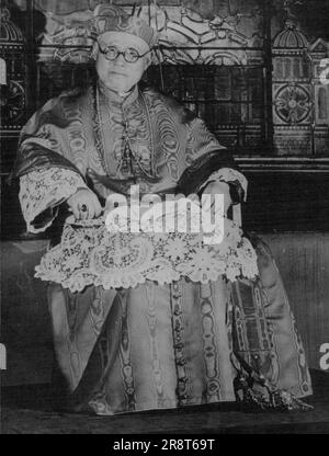 Pagan Orphan devient le premier cardinal de la Chine. Thomas Cardinal Tien, portant les robes du défunt Cardinal Mundelein qui portait présenté à lui, photographié à la Mission de l'ordre, Techny, Illinois. Derrière lui se trouve une vitrelle représentant l'envoi de missionnaires en Chine par le fondateur de la Société. Thomas le cardinal Tien, un Chinois natif qui est entré dans une mission catholique comme orphelin de 9 ans, et qui est resté à étudier pour le sacerdoce et est finalement devenu évêque de Tsingtao, a fait l'histoire en étant consacré le premier cardinal non caucasien dans le son de 1900 ans… Banque D'Images