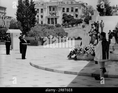 Maréchal Tito à la tombe du guerrier grec inconnu -- Maréchal Tito après avoir déposé la couronne, se dresse de nouveau pour faire sauter la tombe. Un soldat grec en uniforme national présente les armes sur la droite de la photo. Après sa récente visite en Grèce, le maréchal Tito, le président de YugolSAV, a placé il y a deux jours une couronne de roses rouges sur la tombe du guerrier grec inconnu. 05 juin 1954. (Photo de Paul Popper, Paul Popper Ltd.). Banque D'Images