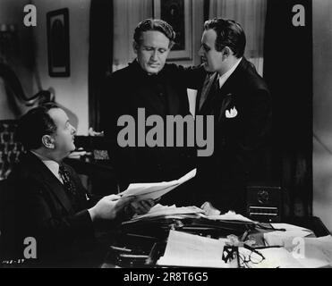 Pour la première fois dans l'historique « J'ai essayé de faire en sorte que la banque vous mette sur le brassard, mais le brassard est trop effiloché »... De retour à Boys Town, le Père Flanagan apprend que son combat est perdu. Boys Town doit également être pris de lui, parce qu'il ne peut pas répondre aux factures de ses nouveaux bâtiments. Mais même cette tragédie ne l'inquiète pas tant que Ted, qui, parce qu'il n'était pas avec lui, a à nouveau perdu la foi. Bien que l'opération ait réussi, le garçon refuse d'essayer de marcher. Deux étoiles répètent leurs rôles de récompense de l'Académie dans 'la ville des garçons', suite de Metro-Goldwyn-Mayer à la mémorable 'ville des garçons'... Banque D'Images